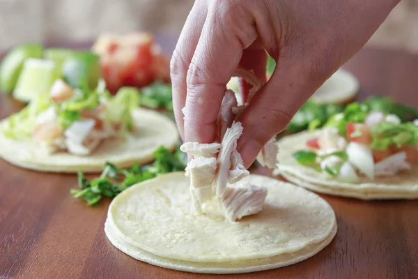 Hühnerstücke Auf Einer Kleinen Straße Taco Auf Einem Holzbrett — Stockfoto