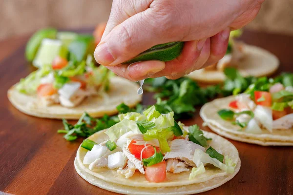 Squeezing Lime Juice Finished Street Taco Studio Setting — Stock Photo, Image