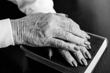 Yaşlı bir kadından bir çift buruşuk ve yaşlanmış elin yakın konsept fotoğrafı..