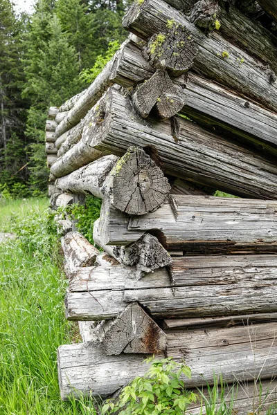 Angolo Mostra Tronchi Accatastati Una Vecchia Baita Rovina Situata Vicino — Foto Stock