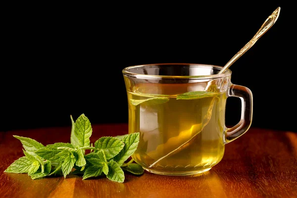 Une Tasse Thé Menthe Poivrée Une Pile Feuilles Menthe Poivrée — Photo