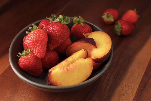 Studio Photo Bowl Fresh Strawberries Sliced Peaches — Stock Photo, Image