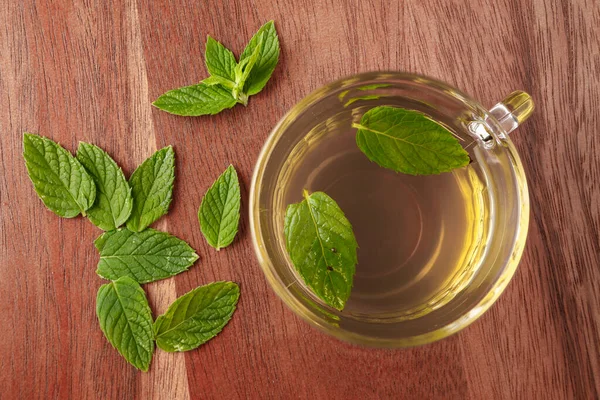 Aperçu Une Tasse Verre Thé Menthe Poivrée Feuilles Menthe Poivrée — Photo