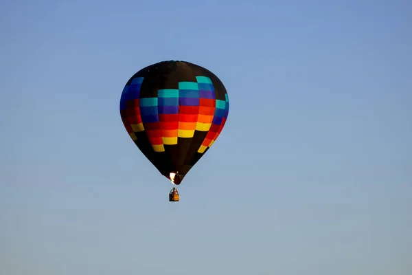 在爱达荷州北部 一个五彩斑斓的热气球在天空中喷射着一团火焰 — 图库照片