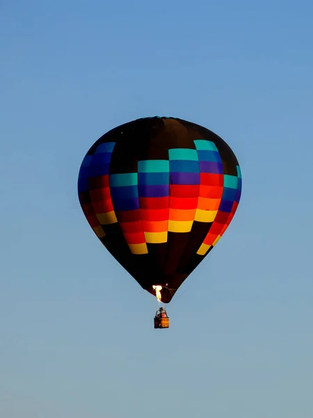 Balão Quente Colorido Atirando Uma Chama Flutua Céu Norte Idaho — Fotografia de Stock