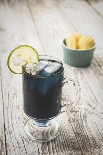 Bicchiere Rinfrescante Fiori Pisello Con Ghiaccio Lime — Foto Stock