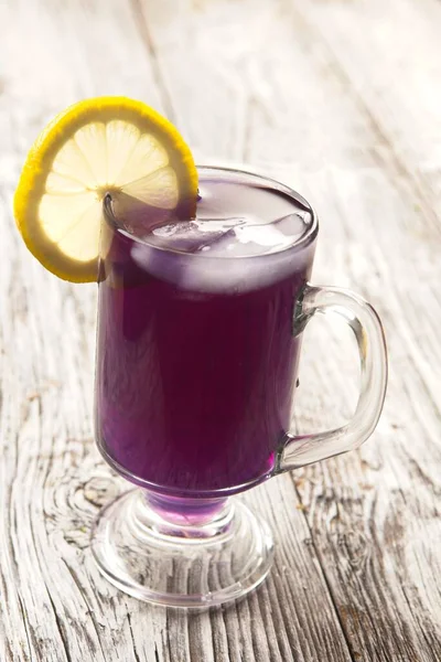 Refrescante Vaso Flor Guisante Mariposa Con Hielo Una Rodaja Limón — Foto de Stock