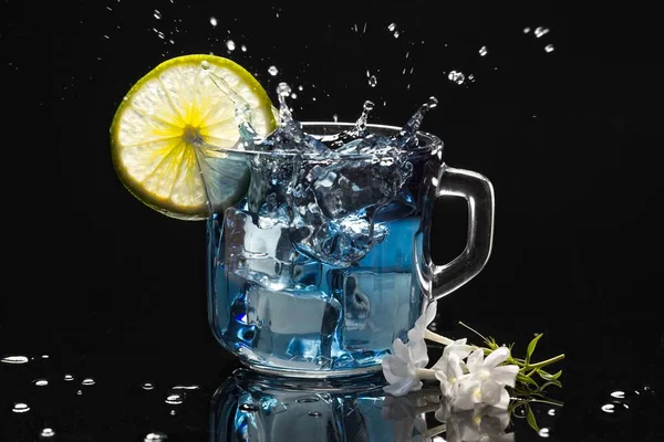 Cubo Hielo Salpicando Una Taza Flor Guisante Mariposa Con Una —  Fotos de Stock