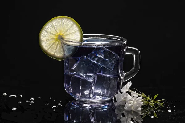 Bicchiere Rinfrescante Freddo Fiori Pisello Con Una Fetta Lime — Foto Stock