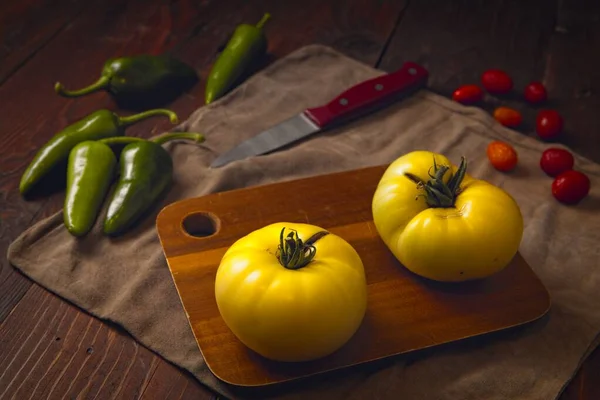 Zwei Reife Gelbe Tomaten Auf Einem Schneidebrett Würzige Grüne Paprika — Stockfoto