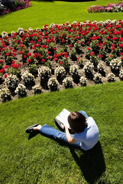 Menina desenha flores . — Fotografia de Stock