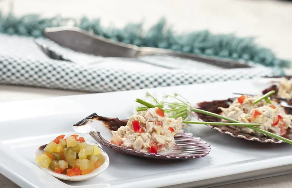 Fechar de gosto e salada de atum . — Fotografia de Stock