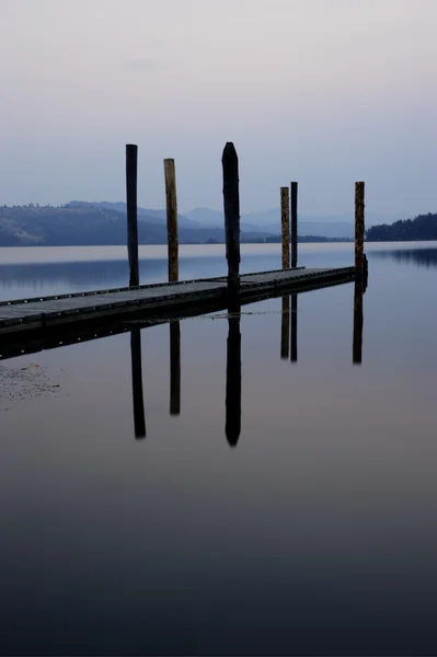 Reflejo del muelle al amanecer . —  Fotos de Stock