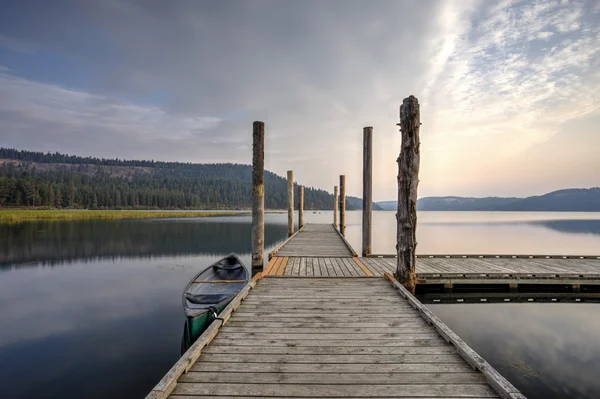 Dock at calm, tranquil lake. — Stock Photo, Image