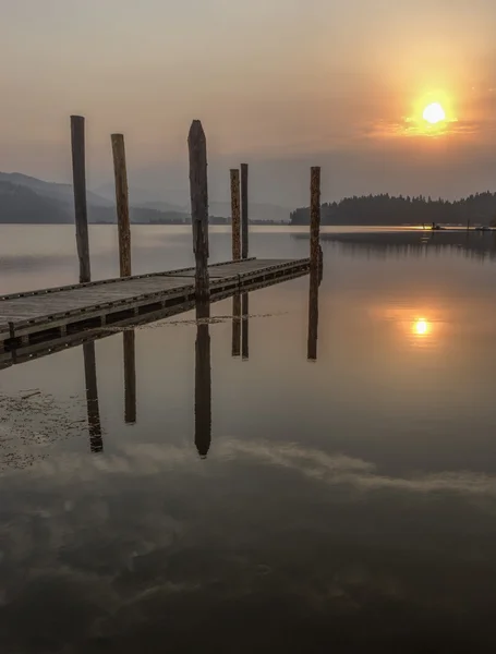 Ciepły wschód słońca nad jeziorem. — Zdjęcie stockowe