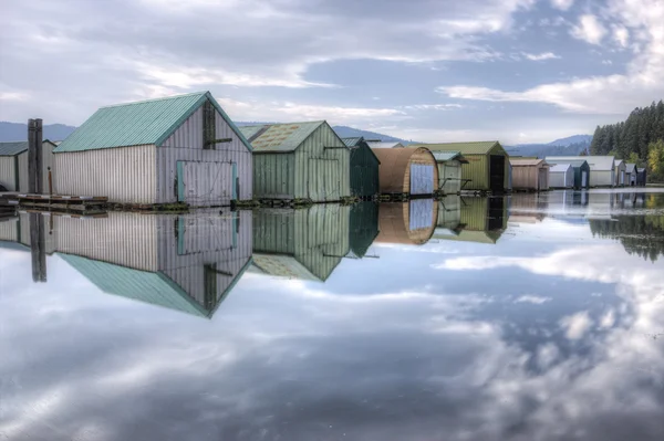 Reflexionen der Bootsgarage. — Stockfoto