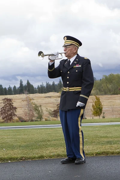 Playing taps at veterans funeral. — Stock Photo, Image
