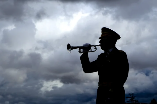 Silhouet van bugle speler. — Stockfoto