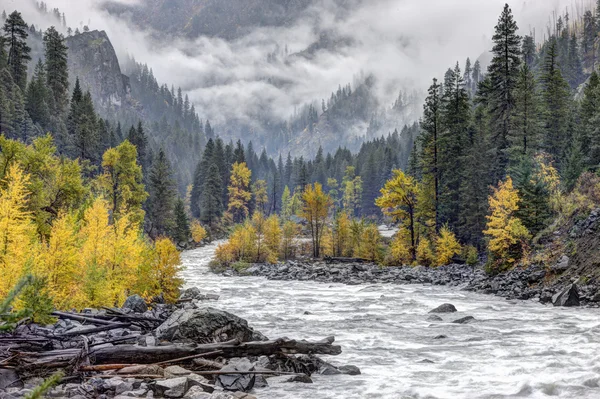 Wenatchee river genom bergen. — Stockfoto