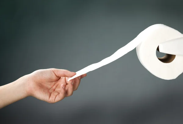 Griff zum Toilettenpapier. — Stockfoto