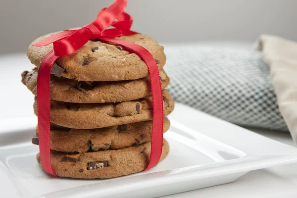 Galletas de chispas de chocolate en un plato. — Foto de Stock