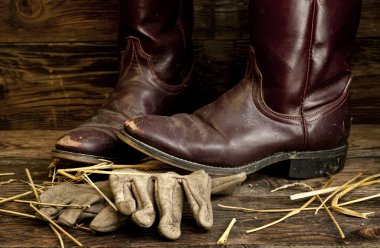 Kovboy çizmeleri üstünde tepe-in deri eldiven.