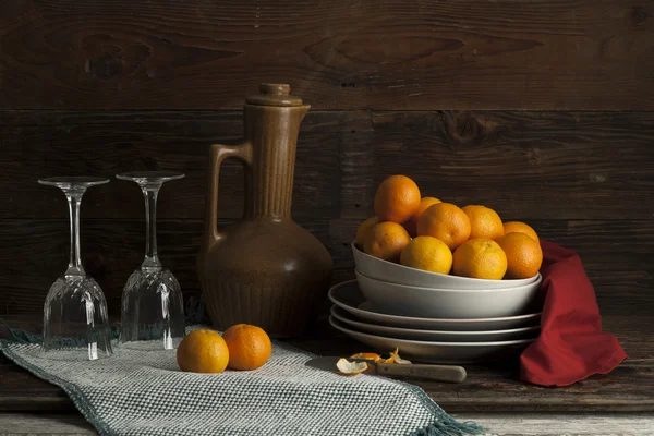 Appelsiinien ja lasien asetelma . — kuvapankkivalokuva