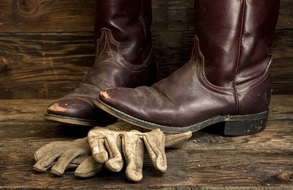 Cowboy laarzen en lederen handschoenen. — Stockfoto