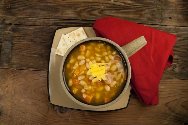 Cuenco de sopa y servilleta roja . — Foto de Stock