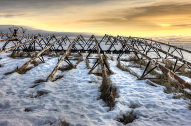 Kar, borular ve günbatımı.