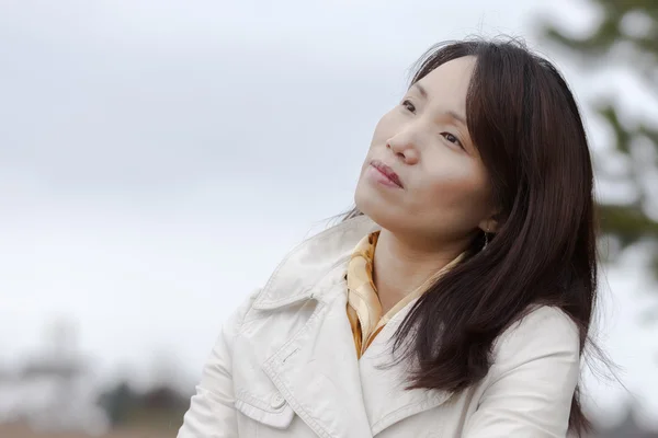 Korean woman enjoys the weather. — Stock Photo, Image