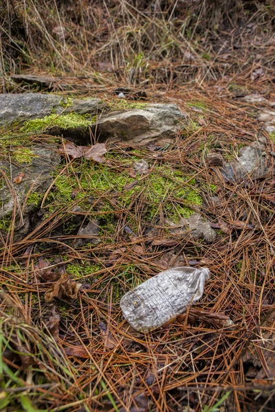 地面にプラスチック製のボトル. — ストック写真