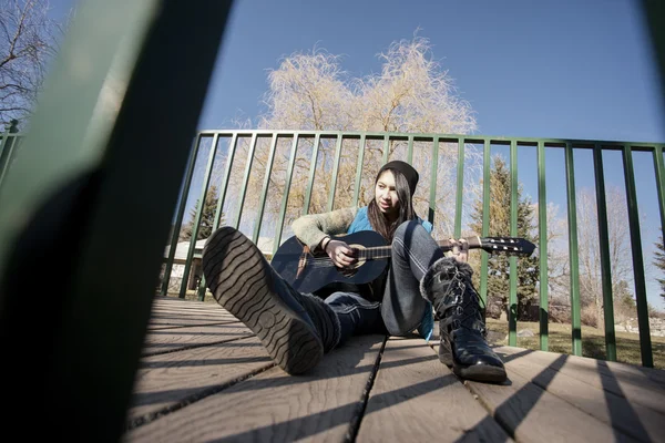 Appuyé contre balustrade avec guitare . — Photo