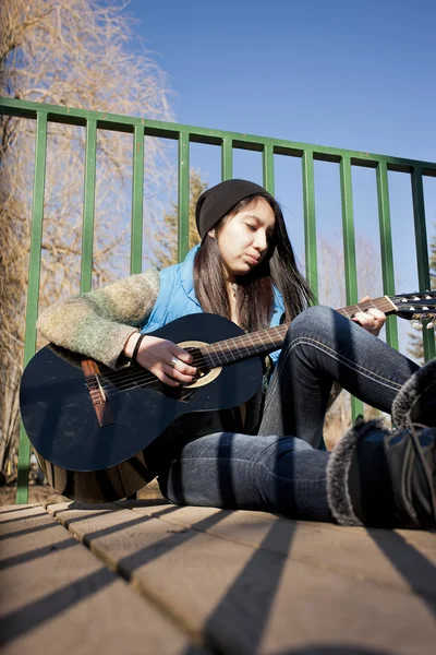 Jouer de la guitare par une journée ensoleillée . — Photo