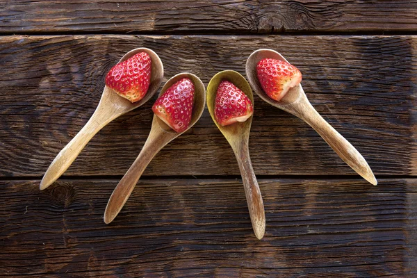 Erdbeeren auf Holz. — Stockfoto