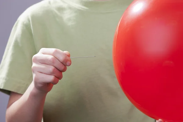 Haciendo estallar un globo . —  Fotos de Stock