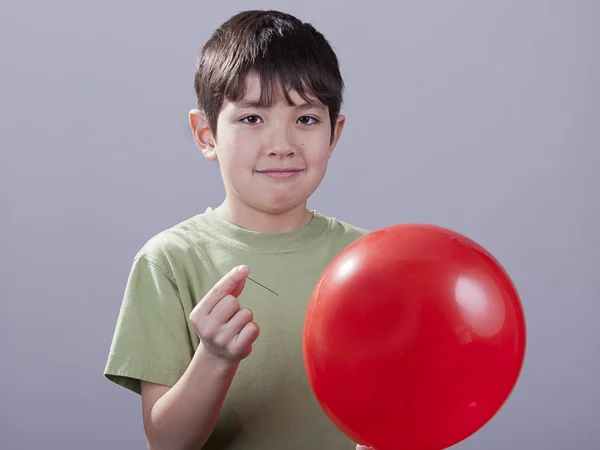 Rapaz com alfinete e balão . — Fotografia de Stock