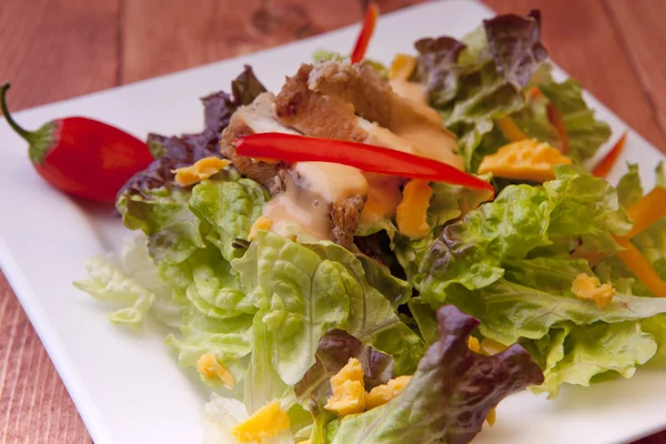 Side salad with chicken. — Stock Photo, Image