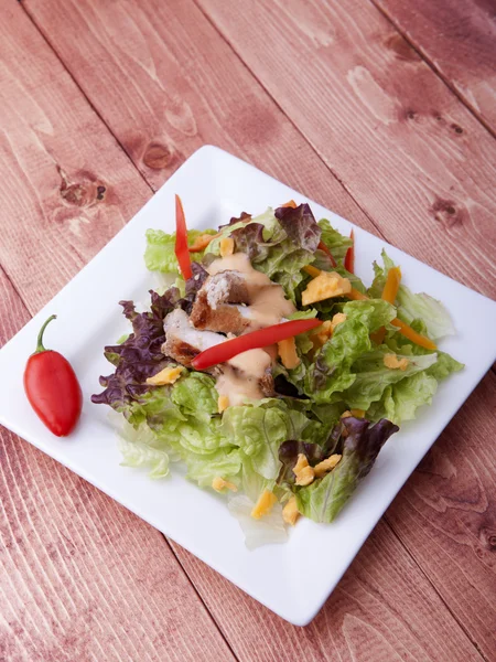 Salat mit Hühnchen. — Stockfoto