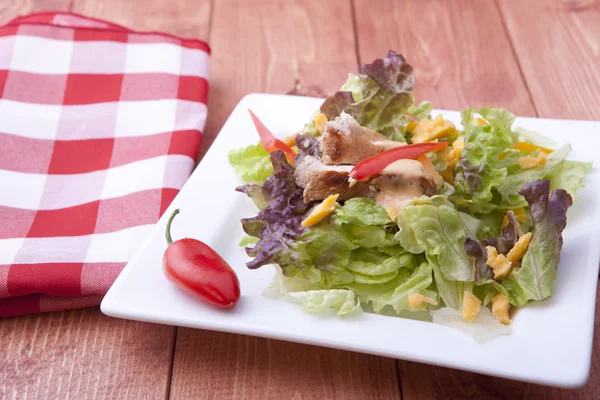 Salat und Serviette. — Stockfoto