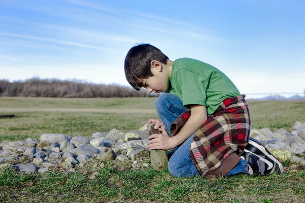 Αγόρι παίζει wih βράχια. — Φωτογραφία Αρχείου