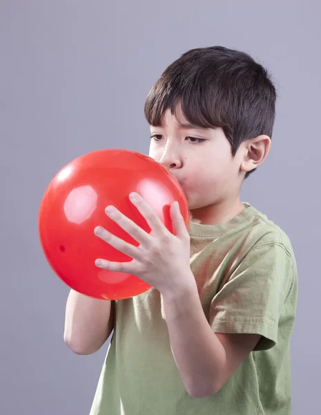 Çocuk ve kırmızı balon. — Stok fotoğraf