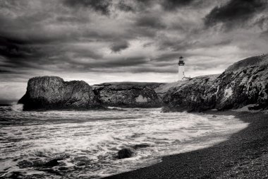 B&W kıyısındaki deniz feneri.