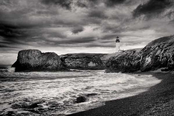 B & W of lighthouse on coast . — стоковое фото