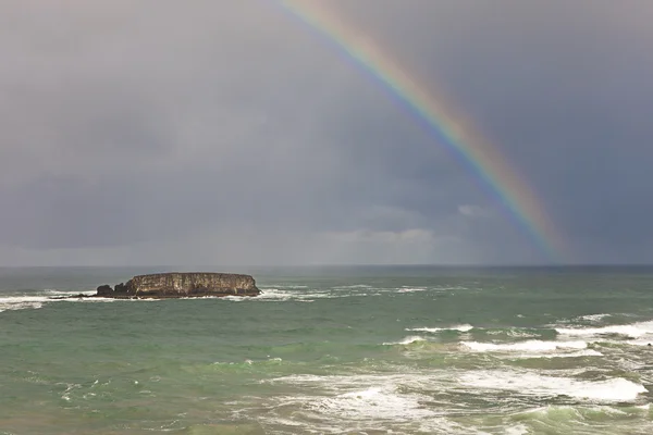 Arco iris sobre el océano . — Foto de Stock