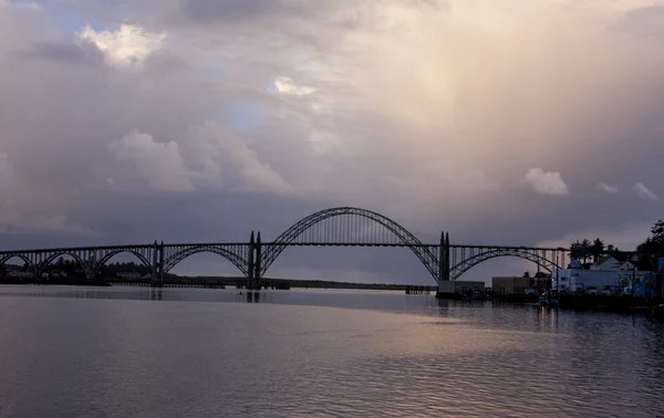 Ponte Yaquina ao pôr-do-sol . — Fotografia de Stock