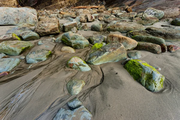 Linie prowadzące do moss objęte skał. — Zdjęcie stockowe