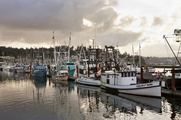 Mattina bagliore sulle barche da pesca . — Foto Stock