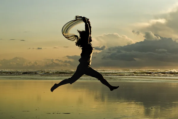 Saltando ao pôr do sol . — Fotografia de Stock