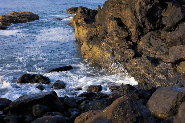 Las olas chocan contra las rocas . — Foto de Stock